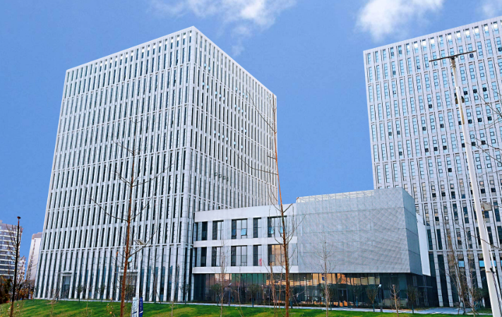 高端婚礼花艺布置方案设计要点及成本控制策略